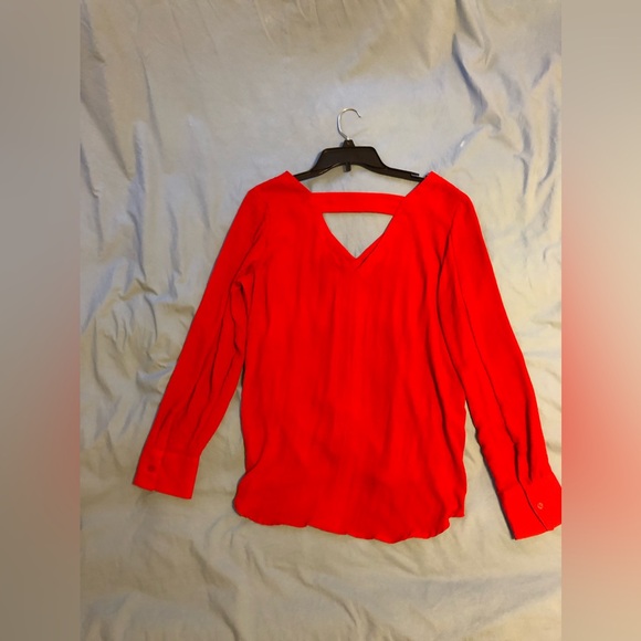 A.N.A A New Approach red blouse v-neck Front and back with cut out size L EUC - Picture 7 of 8